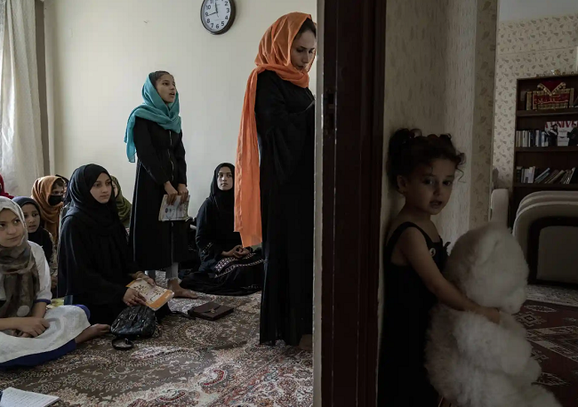 مدرسه زیرزمینی برای تحصیل دختران در کابل + عکس