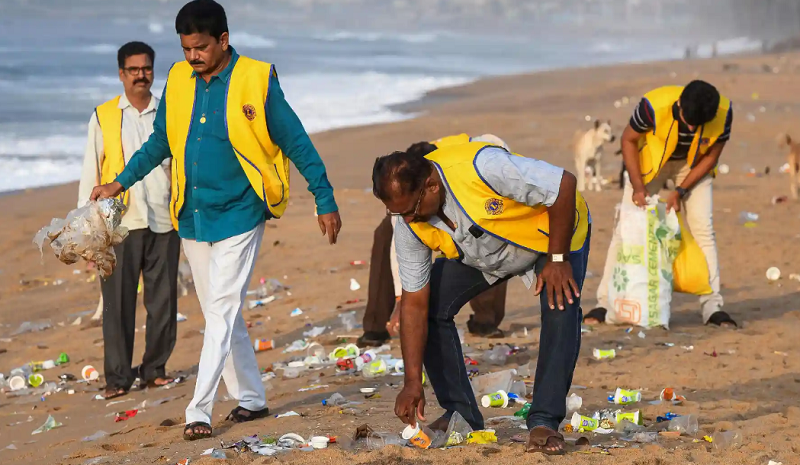 جمع آوری زباله در یک کمپین پاکسازی در هند + عکس