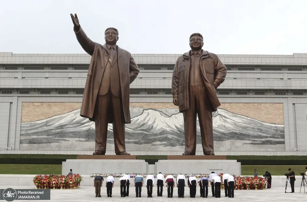 ادای احترام شهروندان کره شمالی به مجسمه رهبران فقید خود + عکس
