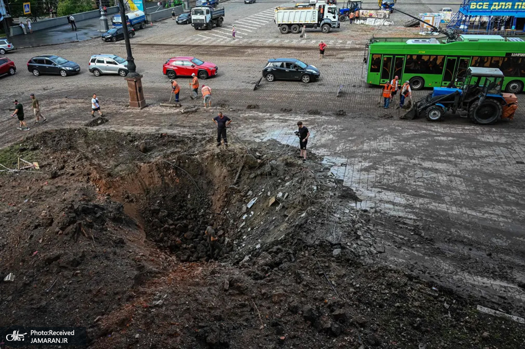 حفره ای ایجاد شده در اوکراین بر اثر حمله موشکی روسیه + عکس