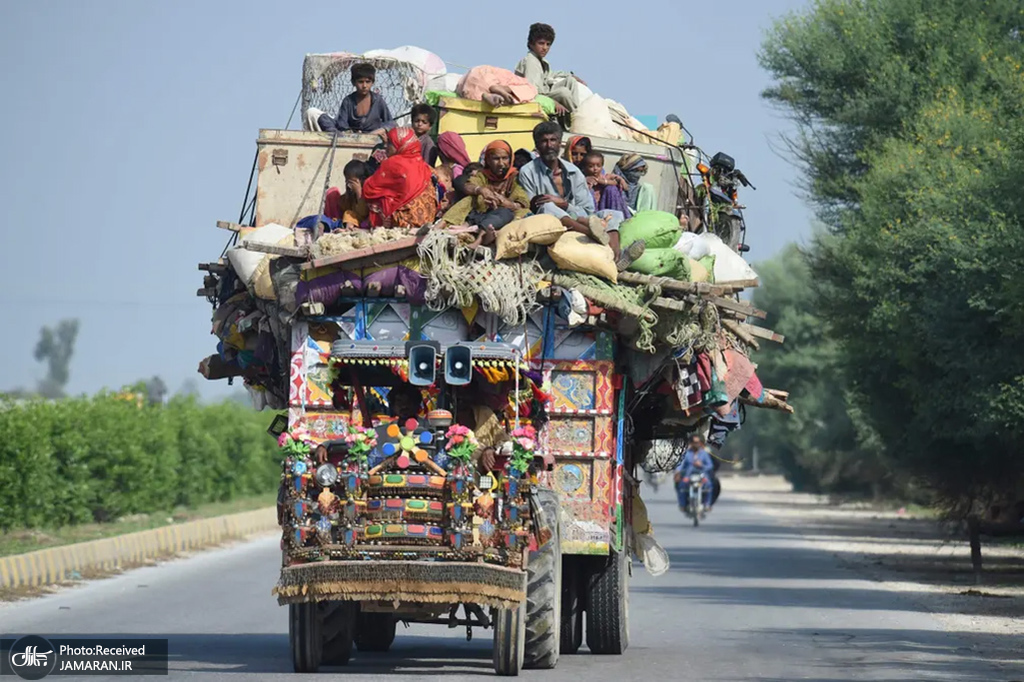 آوارگان پاکستانی پس از فرار از خانه های سیل زده خود + عکس