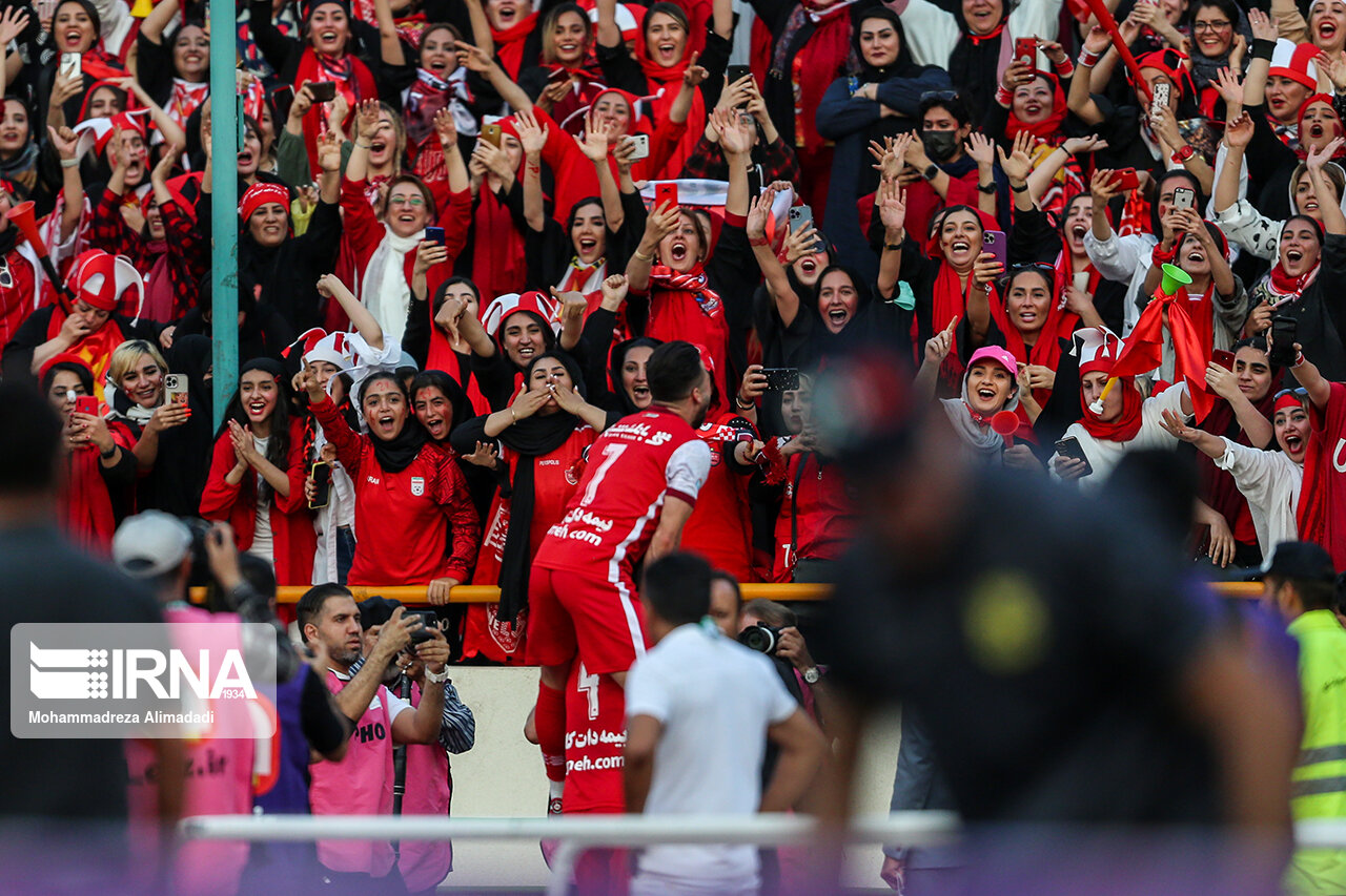 ابراز شادی بازیکنان پرسپولیس مقابل بانوان هوادار + عکس