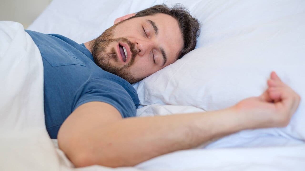 دلیل اصلی پلک زدن در خواب