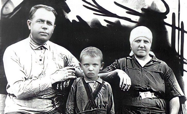 گورباچف خردسال در کنار پدربزرگ و مادربزرگش + عکس