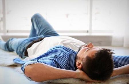 فواید بی تظیرخوابیدن روی زمین
