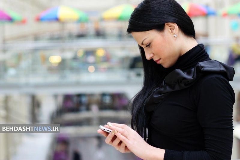 چک کردن مدام موبایل چه بلایی بر سر گردن می‌آورد؟