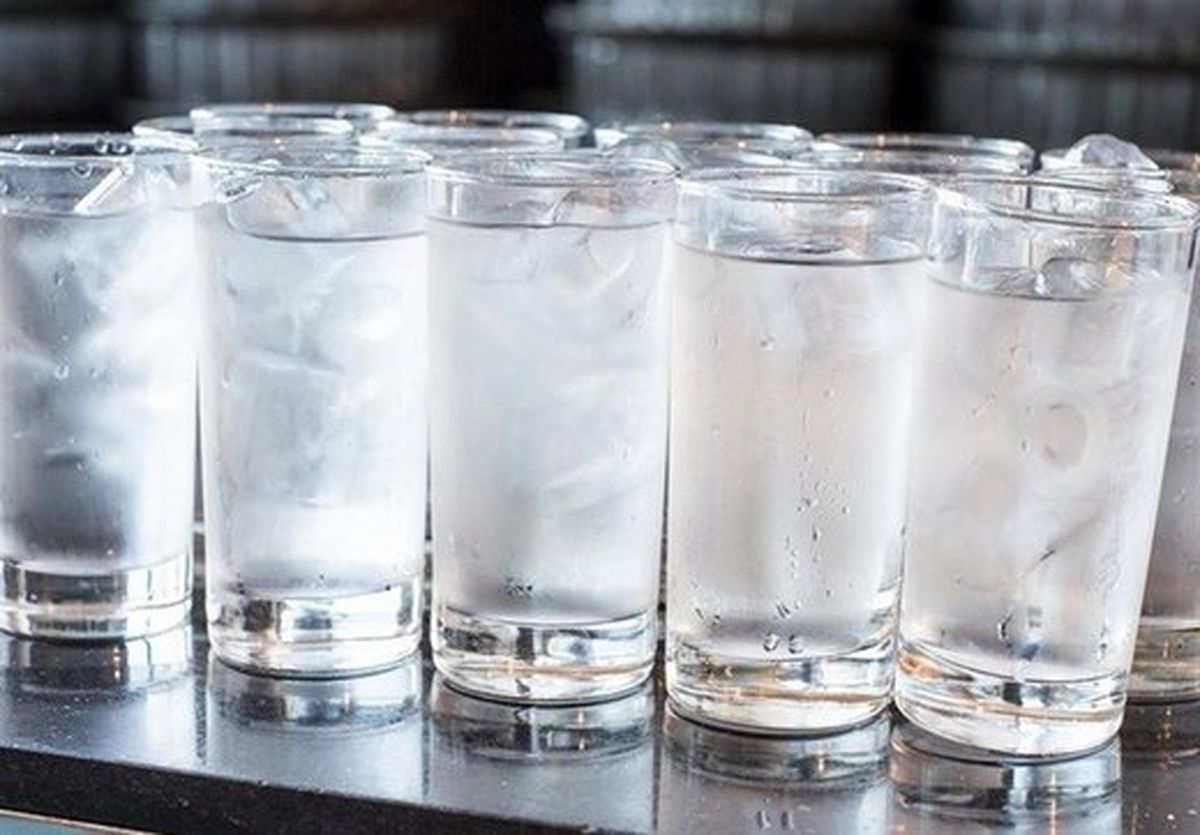اینفوگرافیک | نوشیدن آب سرد چه خطراتی برای سلامتی دارد؟