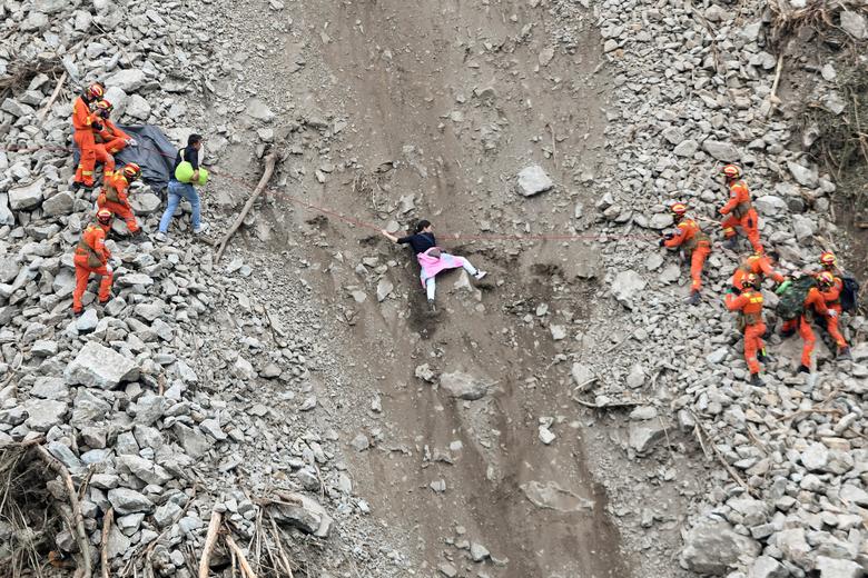نجات شهروندان گرفتار در زلزله و رانش زمین در چین + عکس