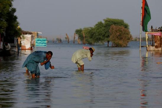 وضو گرفتن پاکستانی ها با آب سیلاب + عکس