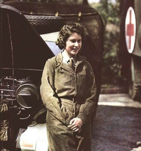 ملکه الیزابت دوم در زمان جنگ جهانی دوم + عکس