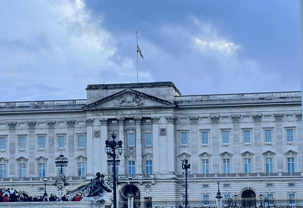 پرچم در کاخ باکینگهام به حالت نیمه افراشته درآمد + عکس