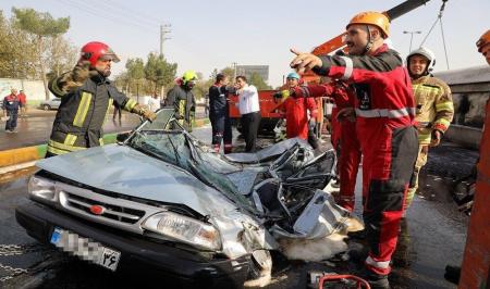 له شدن پراید در پی واژگونی تریلی در مشهد! + عکس