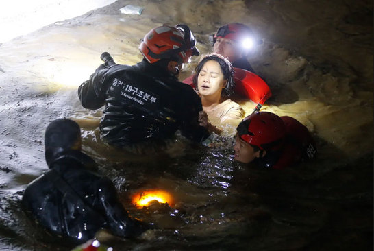 نجات یک زن کره ای گرفتار در سیلاب + عکس