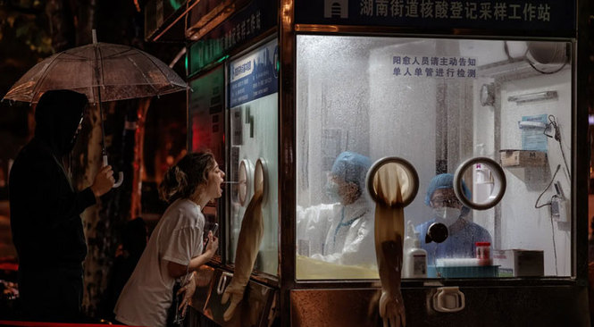 یک باجه تست کرونا در شهر شانگهای چین + عکس