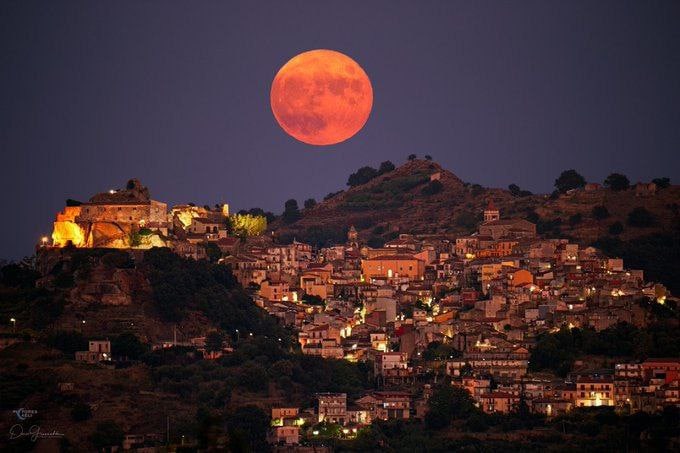 قرص کامل ماه بر فراز شهر سیسیل + عکس