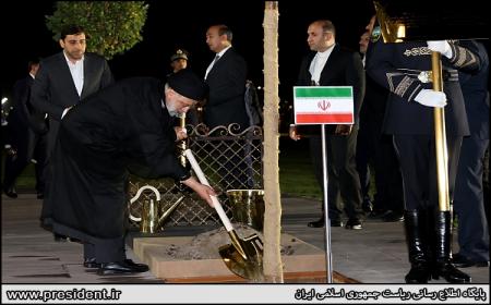کاشت نهال توسط رئیسی در سمرقند + عکس