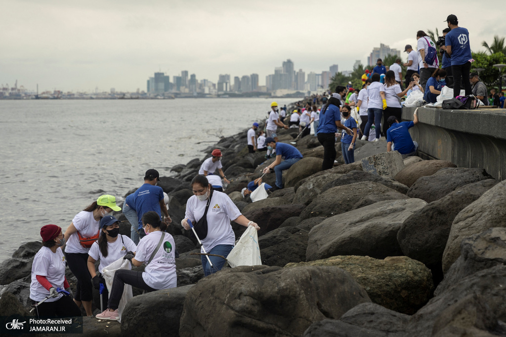 پاک‌سازی زباله‌ های ساحل توسط داوطلبان + عکس
