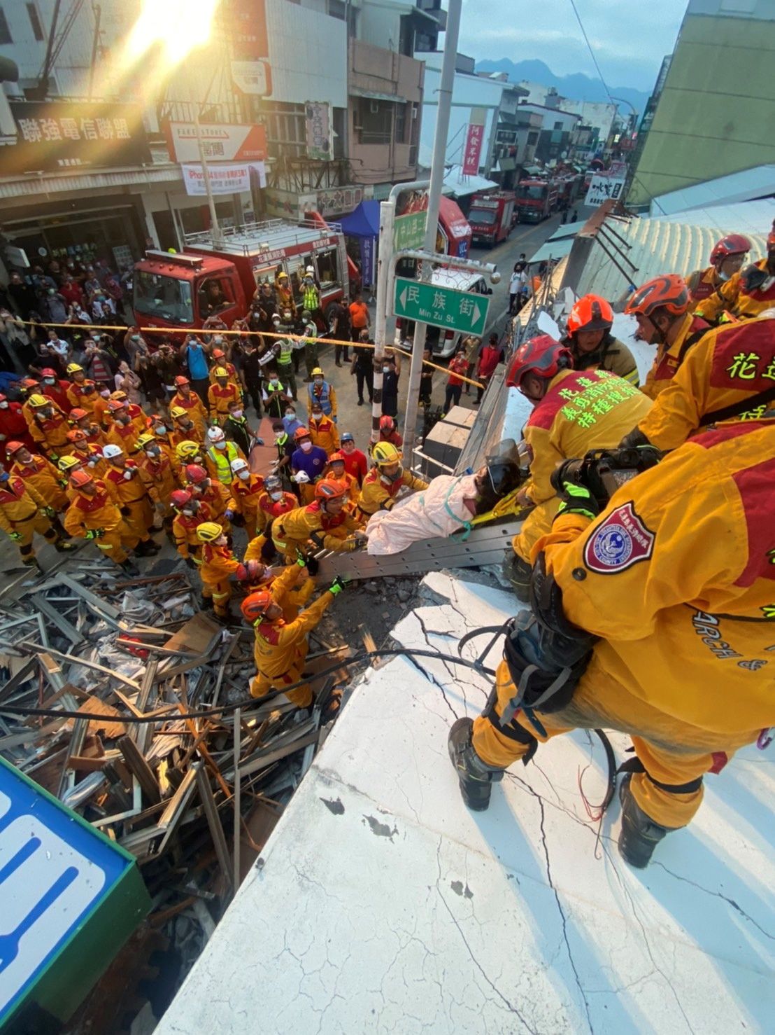 آخرین تصاویر از خسارات زلزله ٧/٢ ریشتری در تایوان + عکس