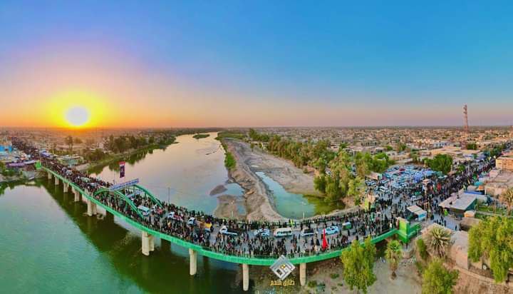 نمایی زیبا از زائران اربعین بر روی پل رودخانه فرات + عکس