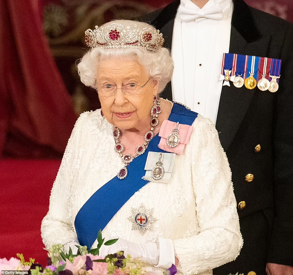 ملکه انگلیس با 50 تاج خیره کننده اش+ تصاویر