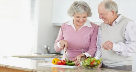 مواد غذایی مفید برای افراد بالای ۵۰ سال