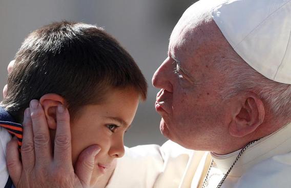بوسه پاپ بر پیشانی یک پسر بچه در جریان موعظه هفتگی + عکس