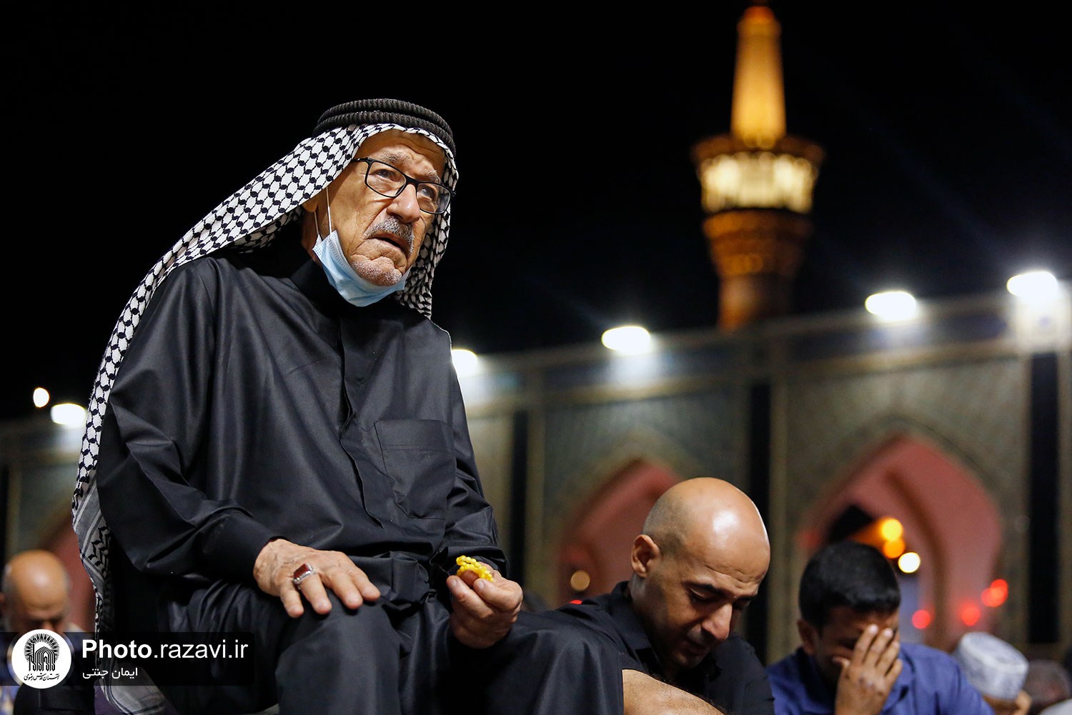 عزاداری زائرین غیر ایرانی در حرم مطهر رضوی + عکس