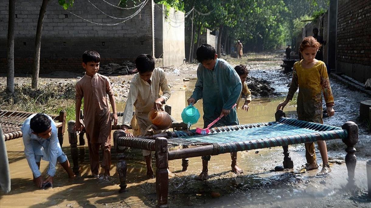  وضعیت اسفبار کودکان  بعد از سیل در پاکستان  که منجر به شیوع بیماری دیفتری شده است +تصویر