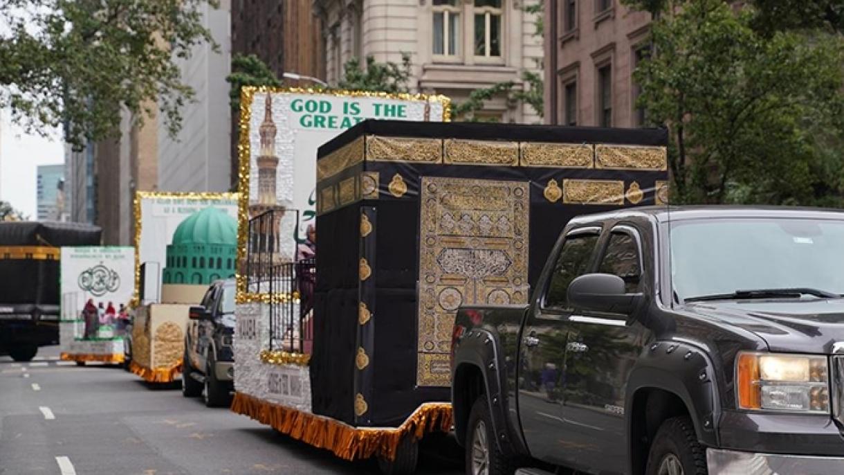 تصویری جالب از حمل نماد کعبه در شهر نیویورک