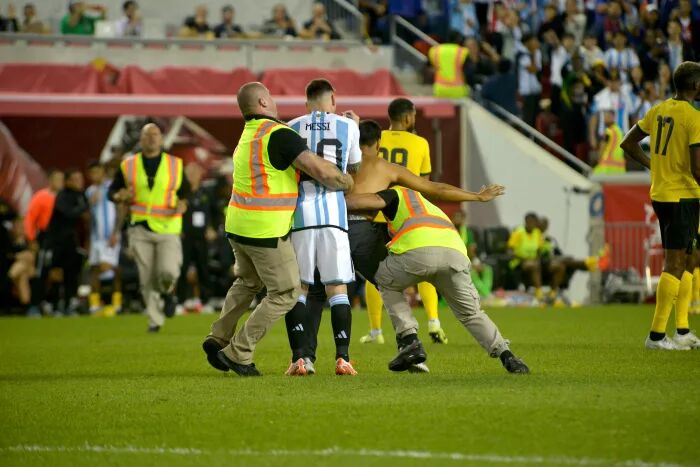 درخواست عجیب «جیمی جامپ» دیدار آرژانتین برابر جامائیکا از «مسی» +تصویر