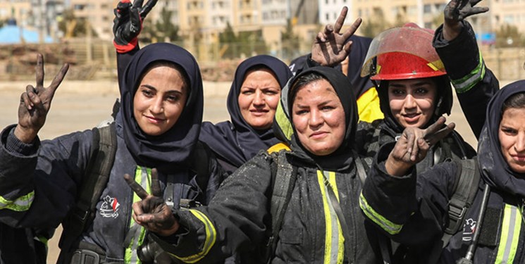 تصویری از زنان  آتش نشان در آتش نشانی تهران 