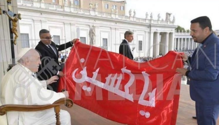 اهدای پرچم حرم امام حسین (ع) به رهبر کاتولیک‌های جهان + عکس