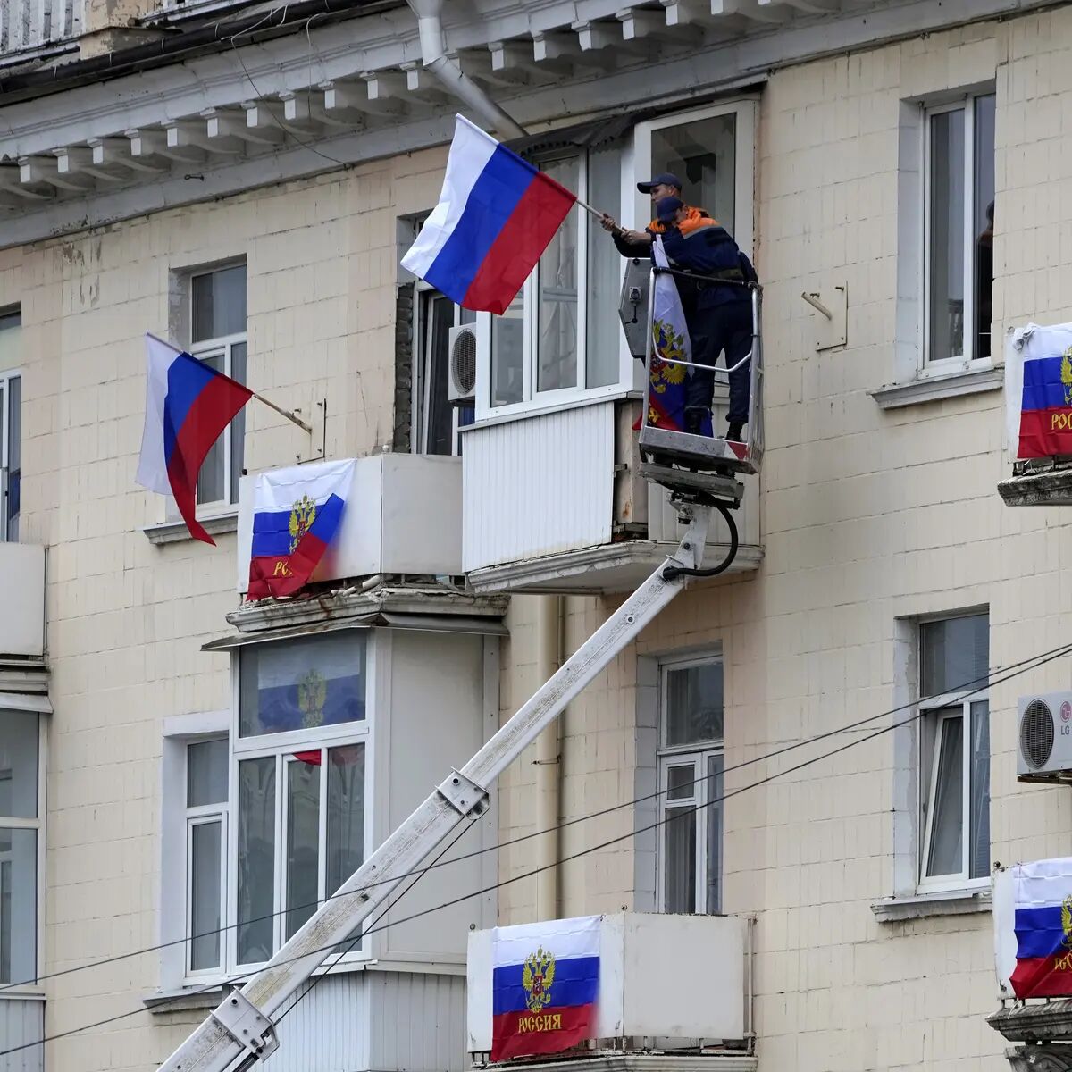 نصب پرچم روسیه بر روی ساختمان در مناطق جدید الحاقی 