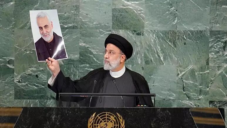 تصویر واضح از لحظه نمایش  عکس سردار شهید قاسم سلیمانی در مجمع عمومی سازمان ملل متحد  