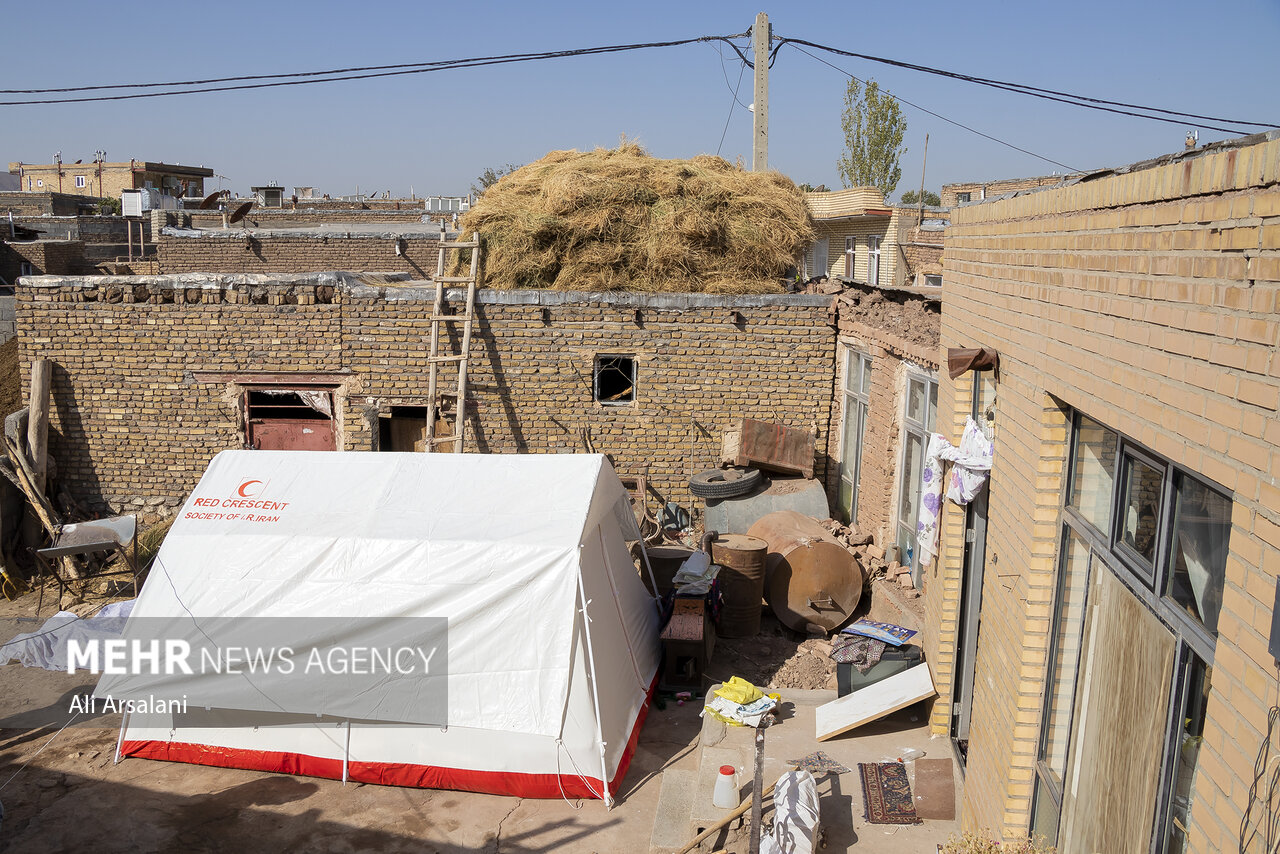 زلزله زدگان خوی در چادرهای امدادی + عکس
