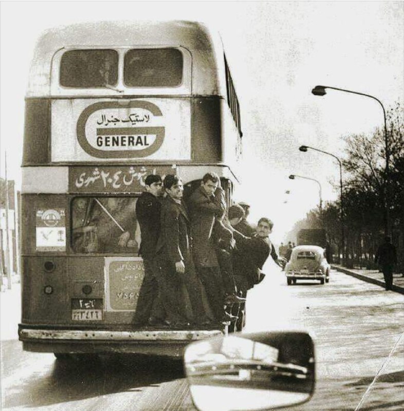 آویزان شدن مردم از اتوبوس در دهه پنجاه! + عکس