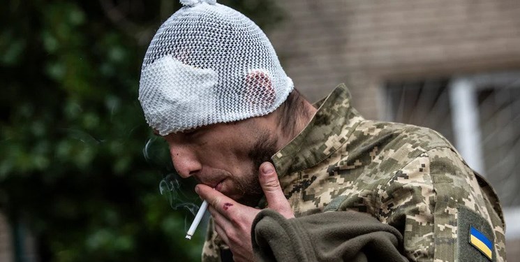 تصویری از یک سرباز زخمی و خسته اکراینی