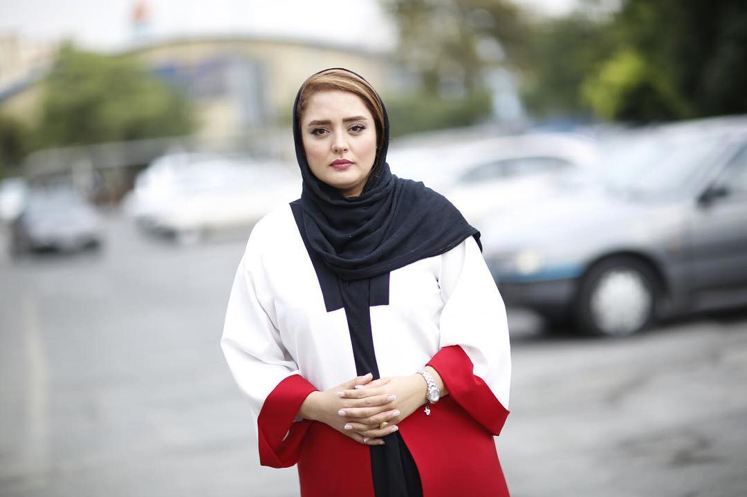  نرگس محمدی در کنار خواهرش سارا و مادرش در رستوران