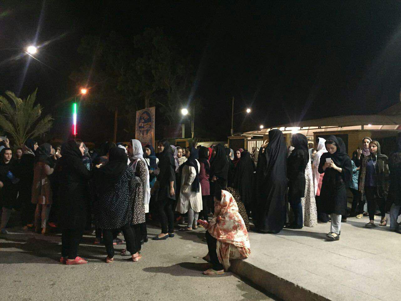 اعتراض شبانه دانشجویان دختر خوابگاه دانشگاه چمران اهواز + عکس