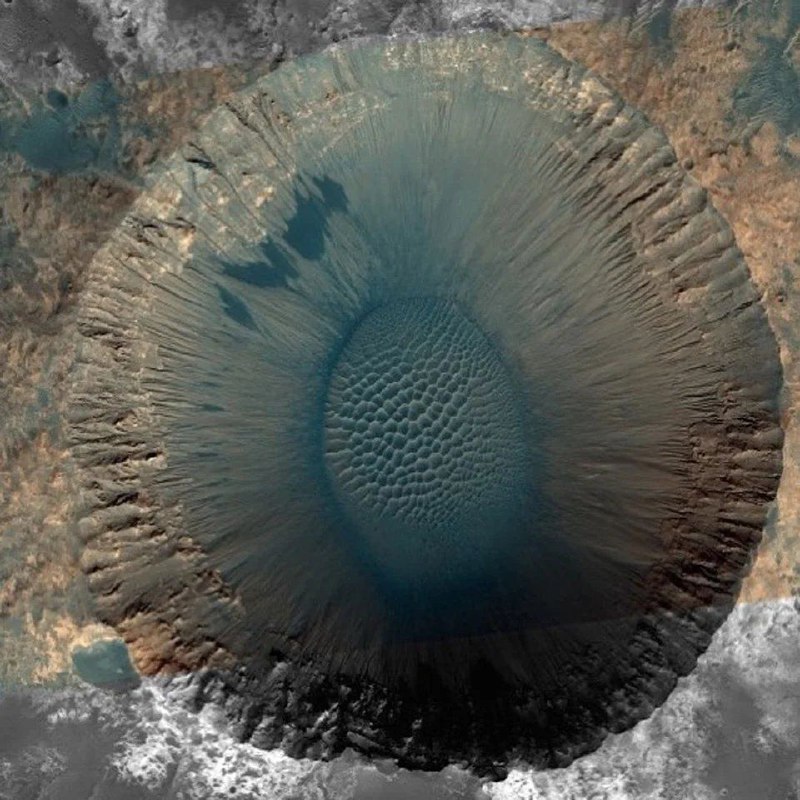 ‏محل اصابت شهاب سنگ بر روی مریخ به قطر ۱۵۰۰ متر + عکس