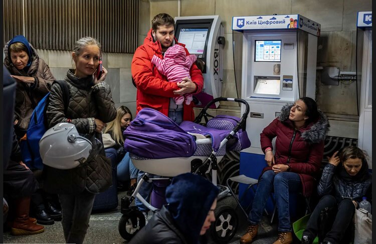 پناه گرفتن مردم اوکراین در ایستگاه مترو از بیم حملات موشکی + عکس