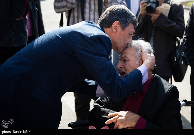 بوسه رئیس بنیاد مستضعفان بر پیشانی یک سالمند + عکس