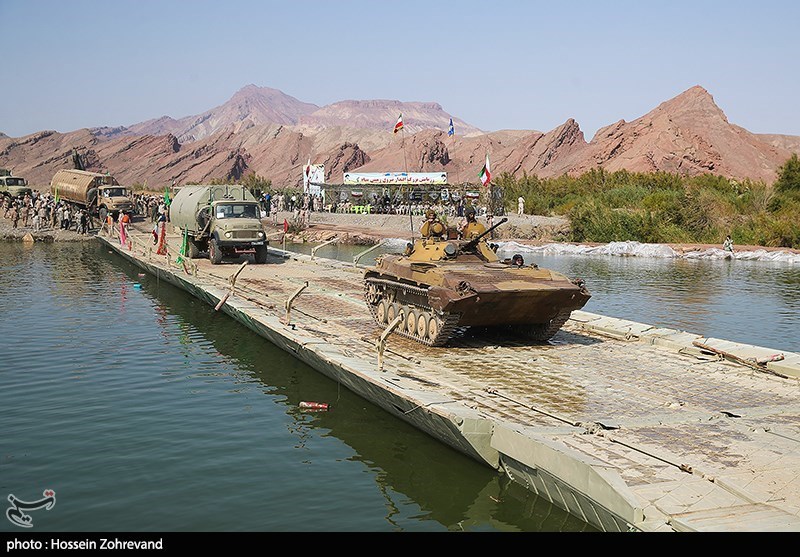 عبور یگان های زرهی سپاه از روی رودخانه ارس + عکس