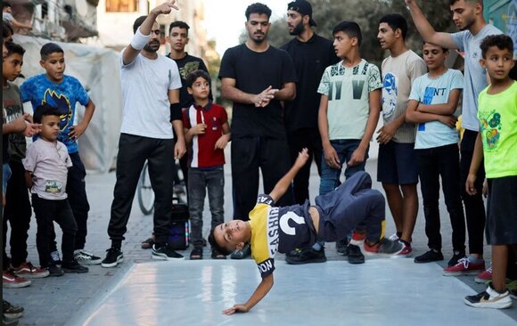 حرکت نمایشی نوجوان فلسطینی در اردوگاه + عکس