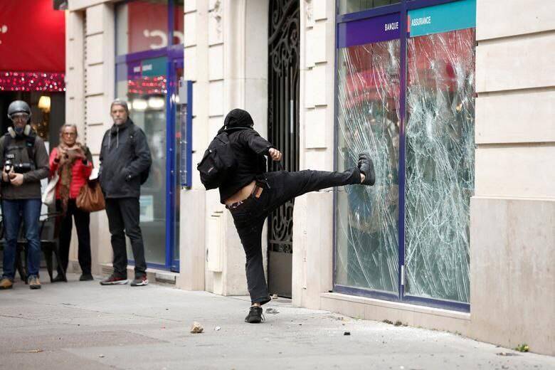 خرد کردن شیشه بانک در اعتراضات پاریس + عکس