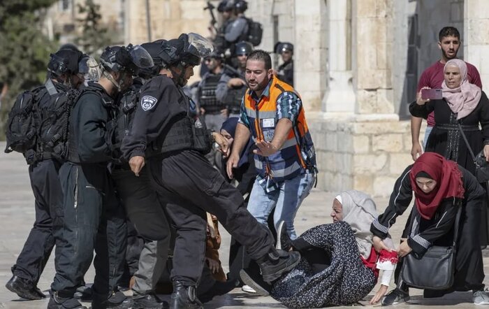 نحوه برخورد سرباز رژیم صهیونیستی با یک خانم در بیت المقدس +تصویر