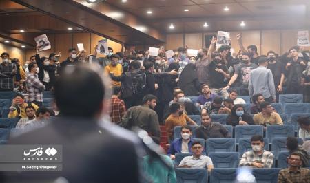 دانشجویان معترض هنگام سخنرانی بهادری جهرمی در دانشگاه خواجه نصیر+ عکس