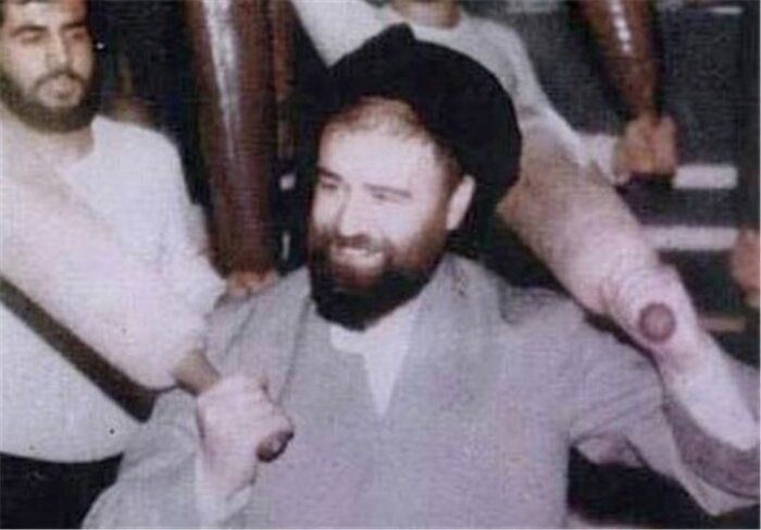 حجت‌الاسلام سید احمد خمینی در حال انجام ورزش باستانی