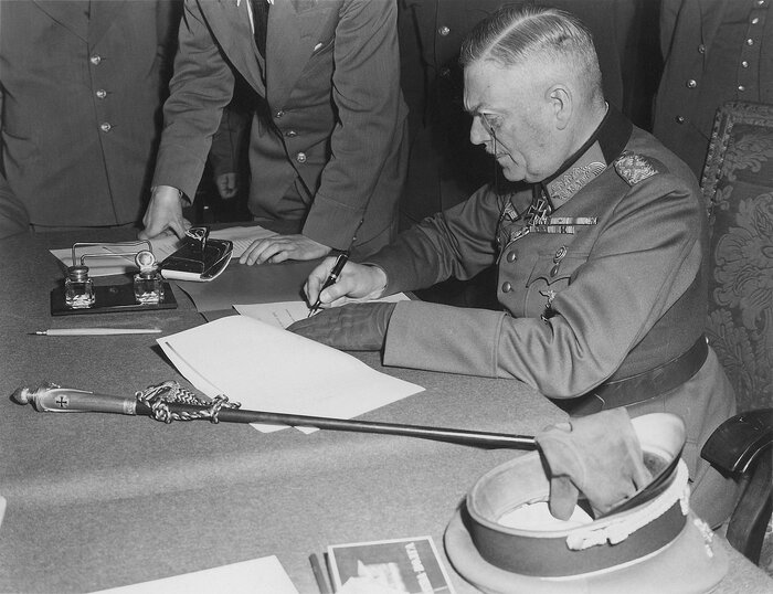 عکس تاریخی از لحظهٔ امضای سند تسلیم بی‌قید و شرط آلمان در جنگ جهانی