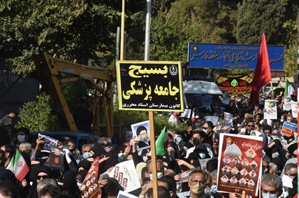 دانشگاهیان علوم پزشکی شیراز درمراسم تشییع پیکر شهدای حمله به شاهچراغ+ عکس